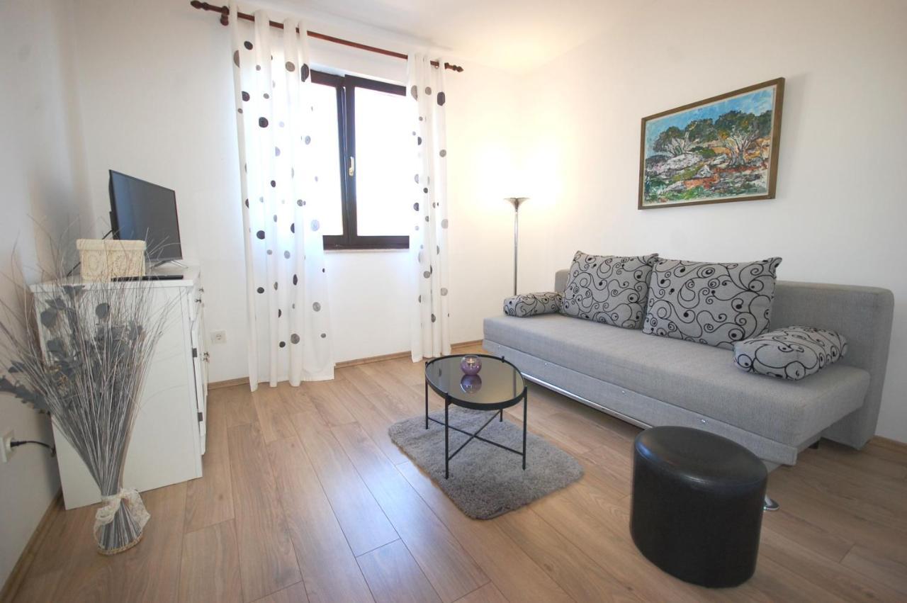 Apartment Margareta By El-Pi Tours Njivice Ngoại thất bức ảnh